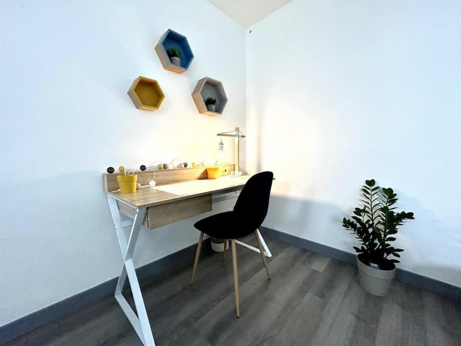 Cote Cour - Appartement En Plein Centre-Ville & Proche Des Thermes Rochefort  Kültér fotó